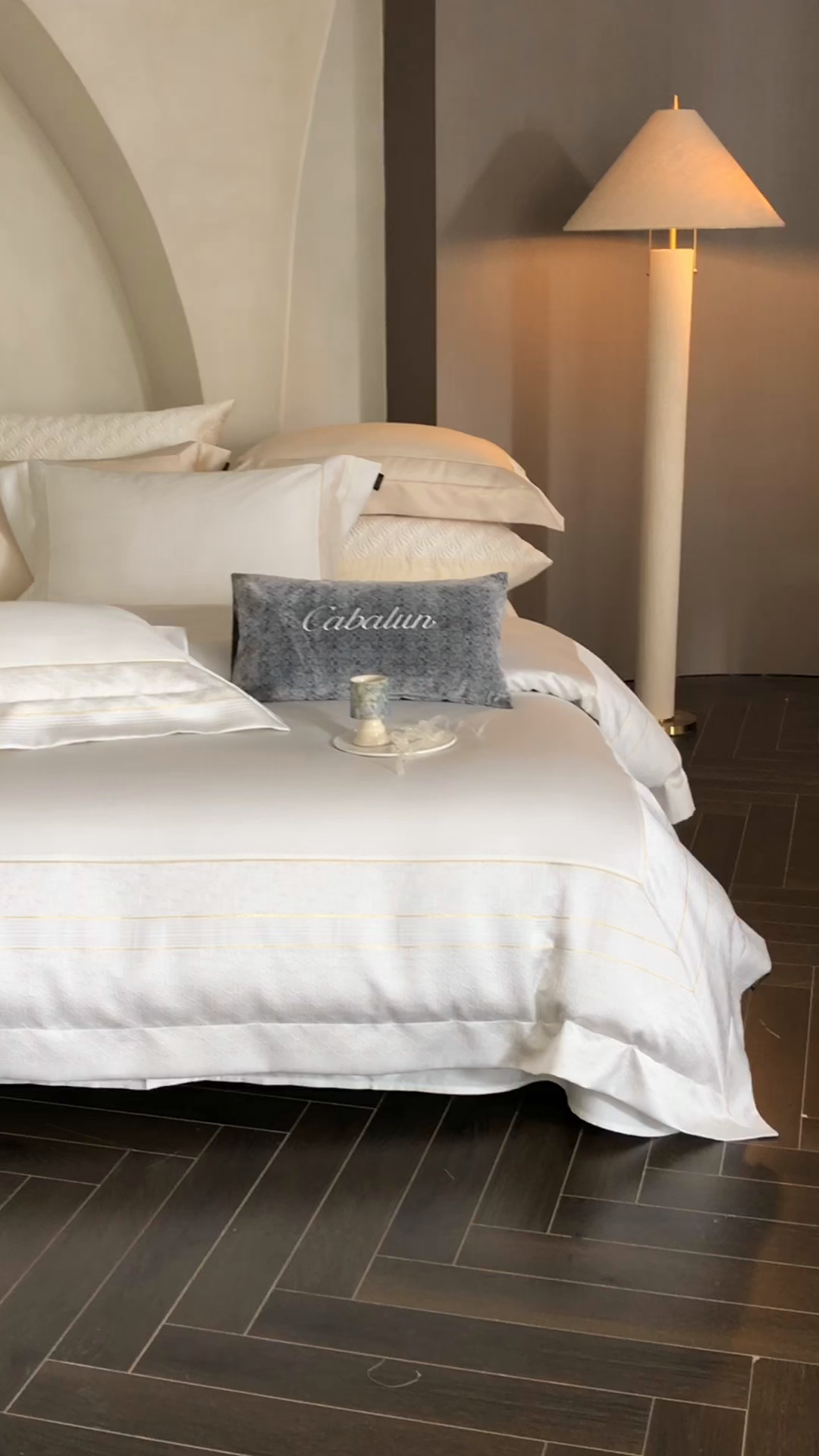 91家纺网 家纺一手货源 找家纺 卡巴伦家纺 2026春夏新款全棉纯棉贡缎高精密提花边条款式四件套 鎏金巴黎-纯净白