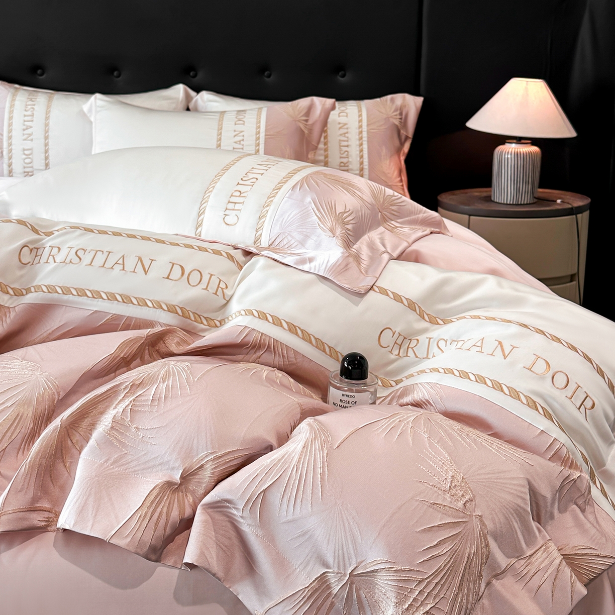 91家纺网 家纺一手货源 找家纺 置顶家纺 2026新款水洗天丝提花刺绣四件套-妮可 妮可-白+粉