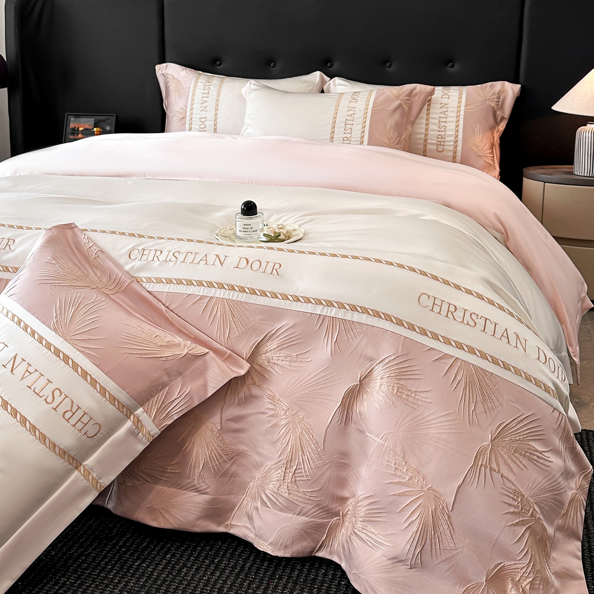 91家纺网 家纺一手货源 找家纺 置顶家纺 2026新款水洗天丝提花刺绣四件套-妮可 妮可-白+粉