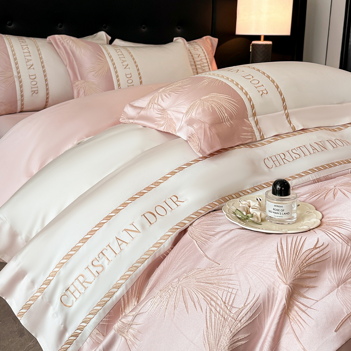 91家纺网 家纺一手货源 找家纺 置顶家纺 2026新款水洗天丝提花刺绣四件套-妮可 妮可-白+粉