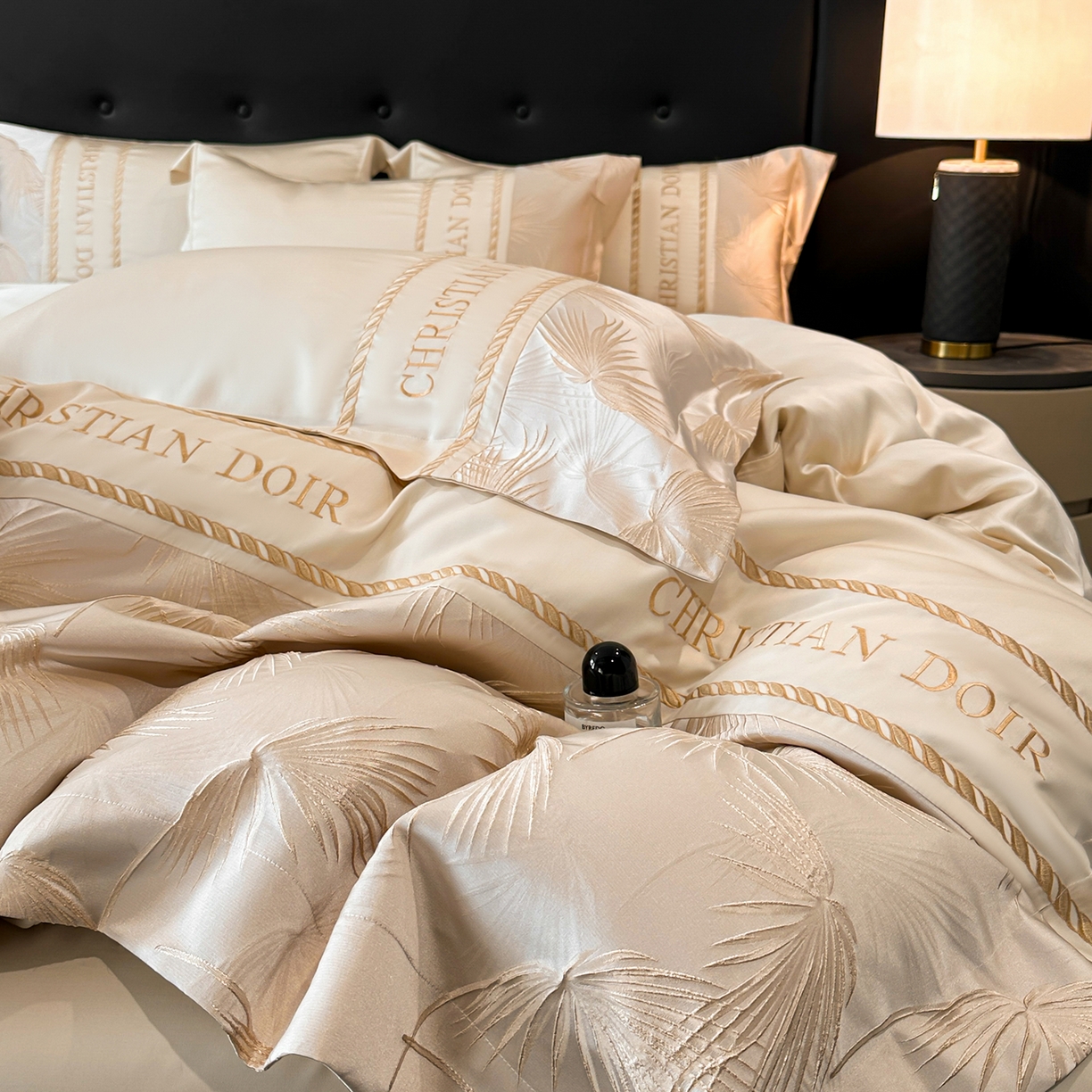 91家纺网 家纺一手货源 找家纺 置顶家纺 2026新款水洗天丝提花刺绣四件套-妮可 妮可-奶咖