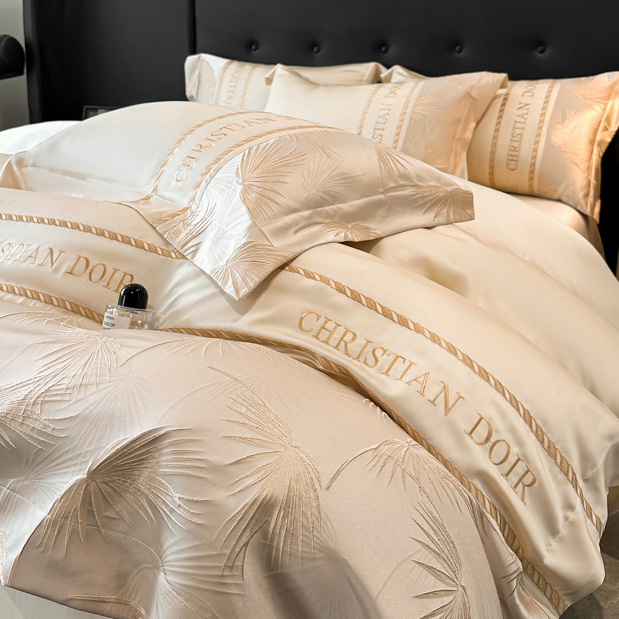 91家纺网 家纺一手货源 找家纺 置顶家纺 2026新款水洗天丝提花刺绣四件套-妮可 妮可-奶咖