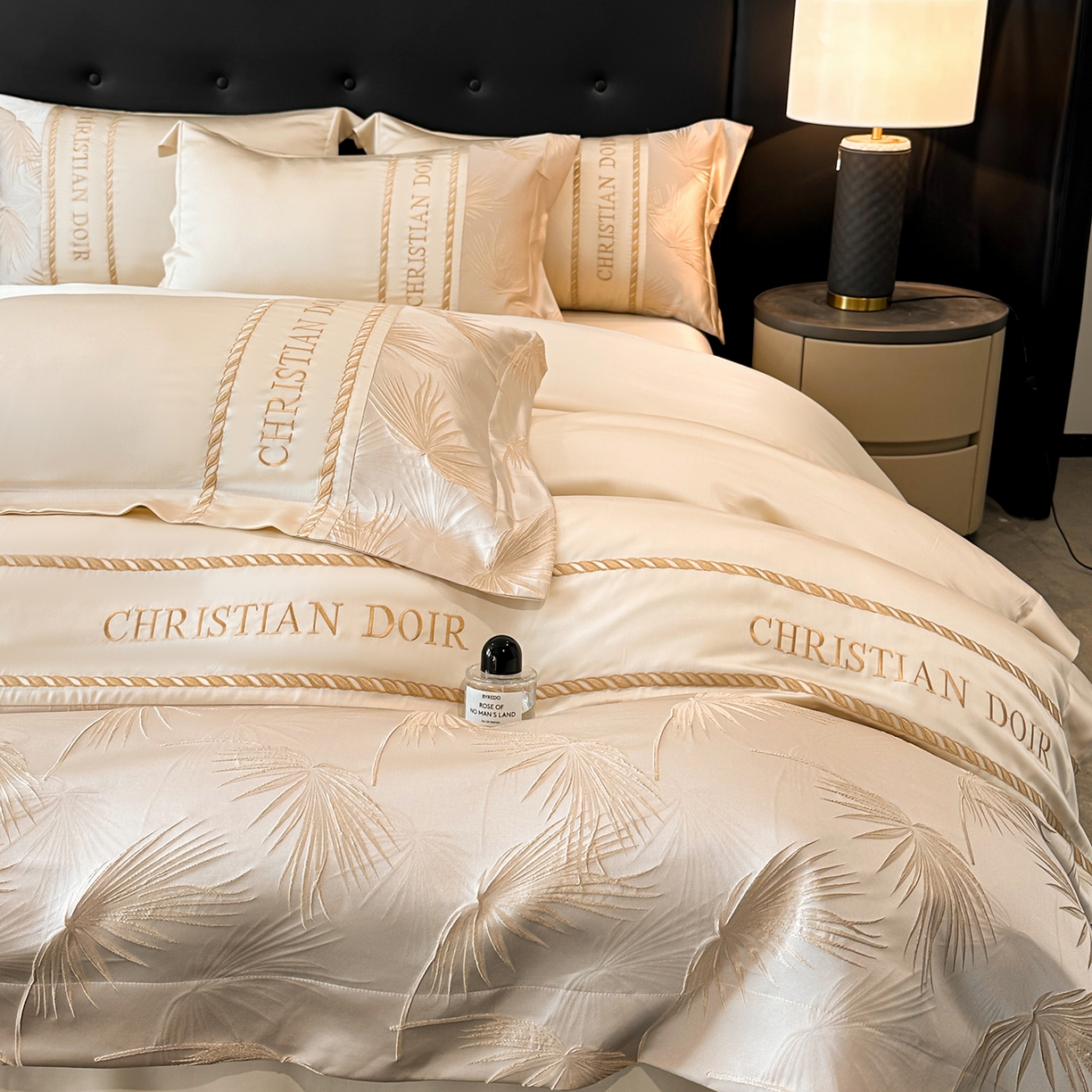 91家纺网 家纺一手货源 找家纺 置顶家纺 2026新款水洗天丝提花刺绣四件套-妮可 妮可-奶咖