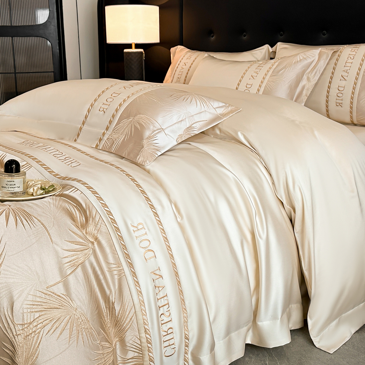 91家纺网 家纺一手货源 找家纺 置顶家纺 2026新款水洗天丝提花刺绣四件套-妮可 妮可-奶咖