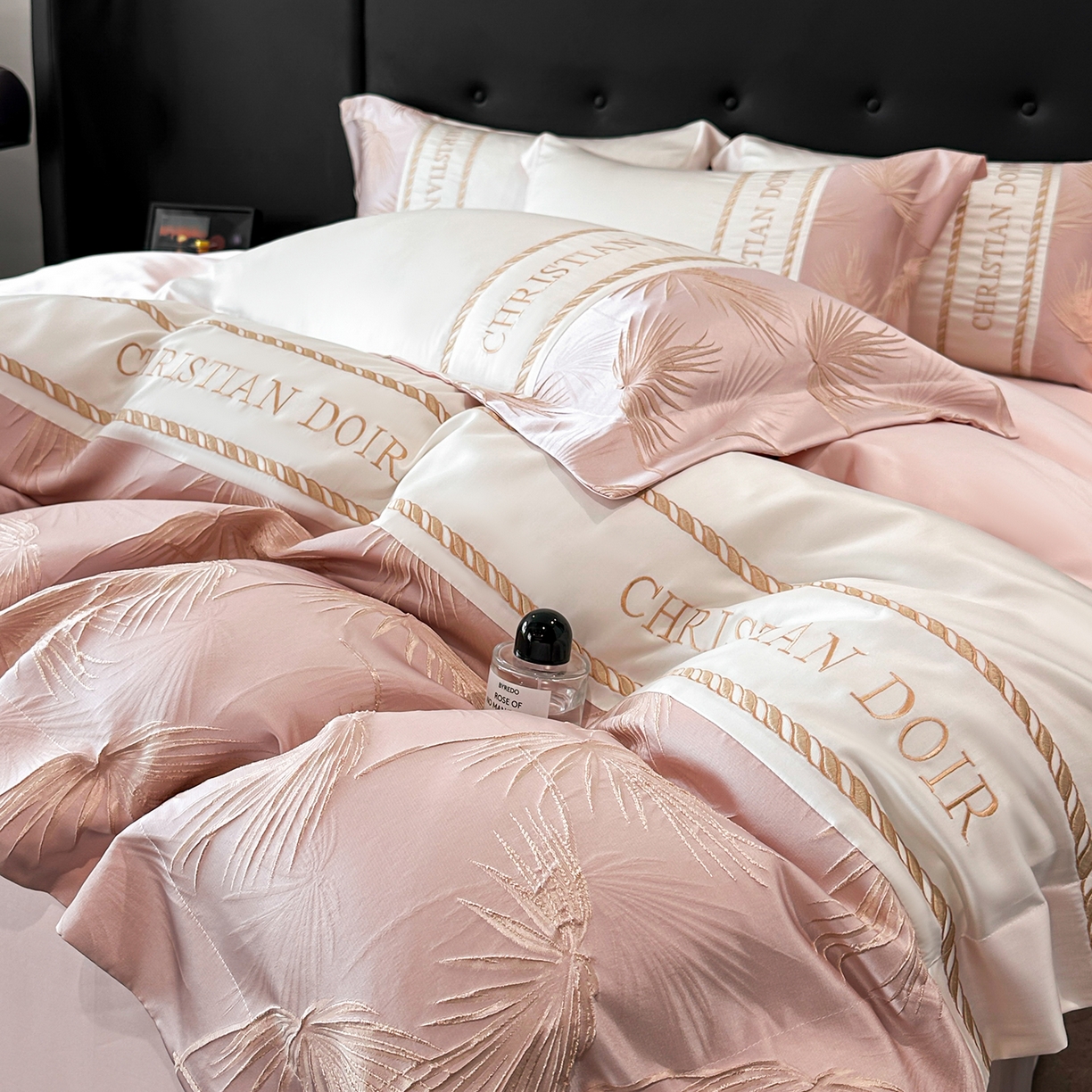 91家纺网 家纺一手货源 找家纺 置顶家纺 2026新款水洗天丝提花刺绣四件套-妮可 妮可-白+粉