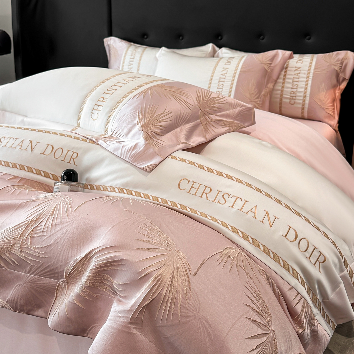 91家纺网 家纺一手货源 找家纺 置顶家纺 2026新款水洗天丝提花刺绣四件套-妮可 妮可-白+粉