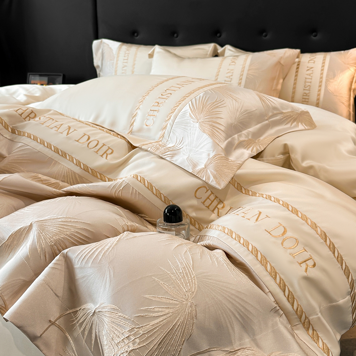 91家纺网 家纺一手货源 找家纺 置顶家纺 2026新款水洗天丝提花刺绣四件套-妮可 妮可-奶咖