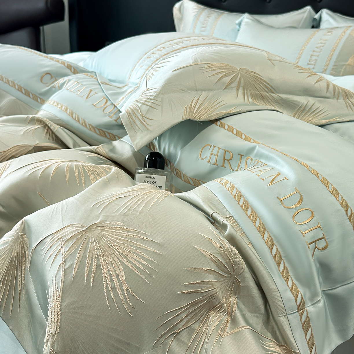 91家纺网 家纺一手货源 找家纺 置顶家纺 2026新款水洗天丝提花刺绣四件套-妮可 妮可-繁星蓝