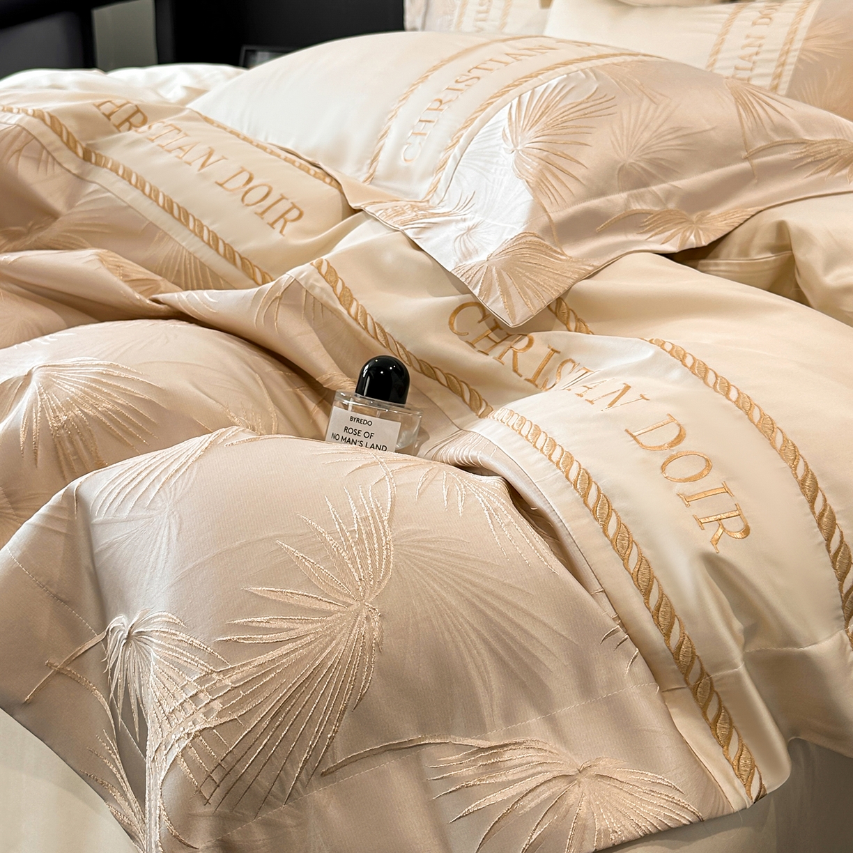 91家纺网 家纺一手货源 找家纺 置顶家纺 2026新款水洗天丝提花刺绣四件套-妮可 妮可-奶咖