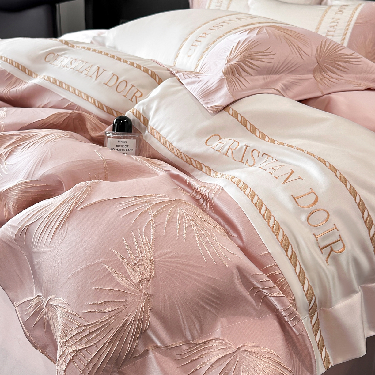 91家纺网 家纺一手货源 找家纺 置顶家纺 2026新款水洗天丝提花刺绣四件套-妮可 妮可-白+粉