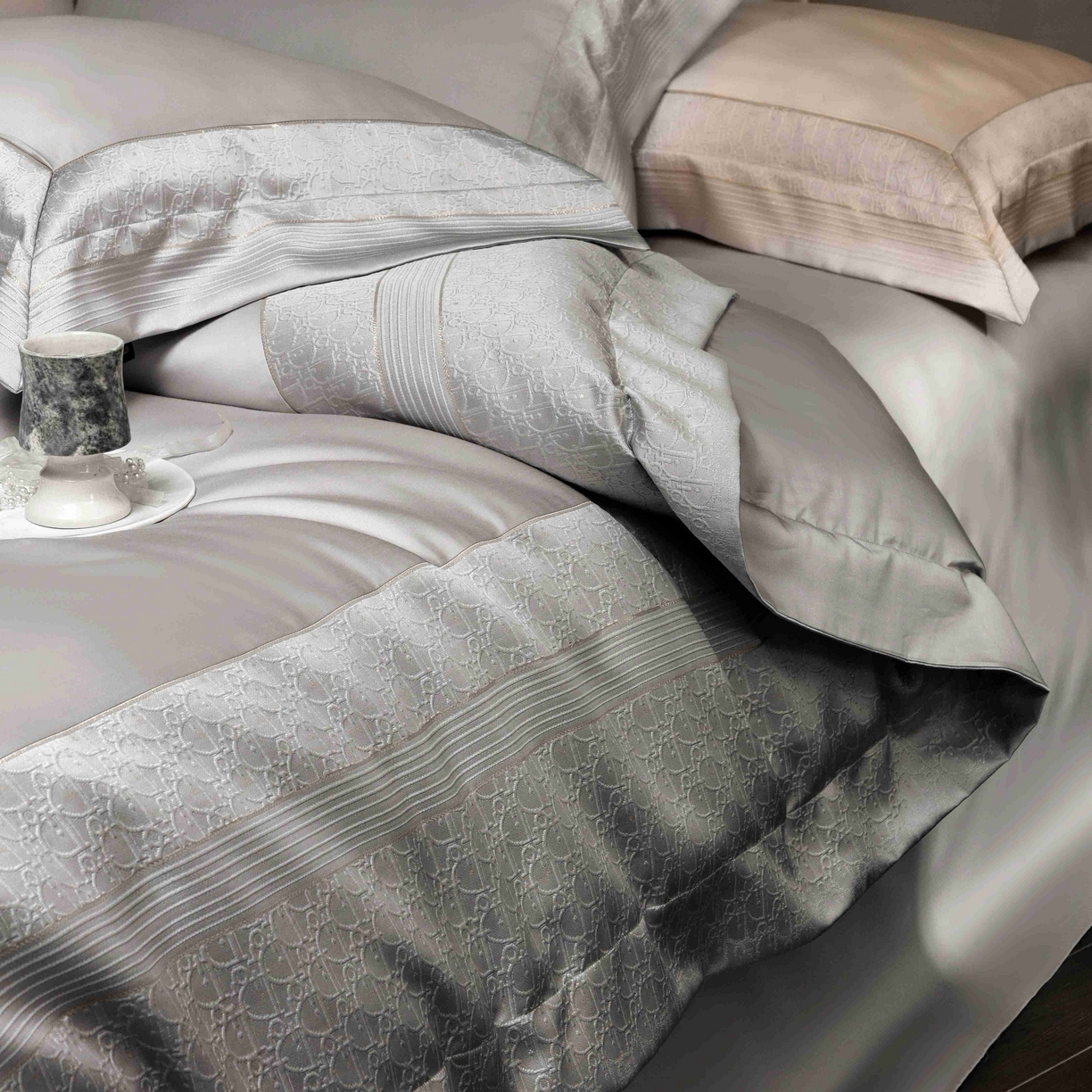 91家纺网 家纺一手货源 找家纺 卡巴伦家纺 2026春夏新款全棉纯棉贡缎高精密提花边条款式四件套 鎏金巴黎-高级灰