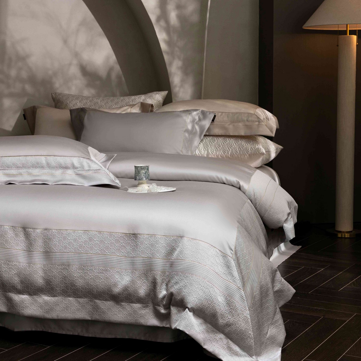 91家纺网 家纺一手货源 找家纺 卡巴伦家纺 2026春夏新款全棉纯棉贡缎高精密提花边条款式四件套 鎏金巴黎-高级灰