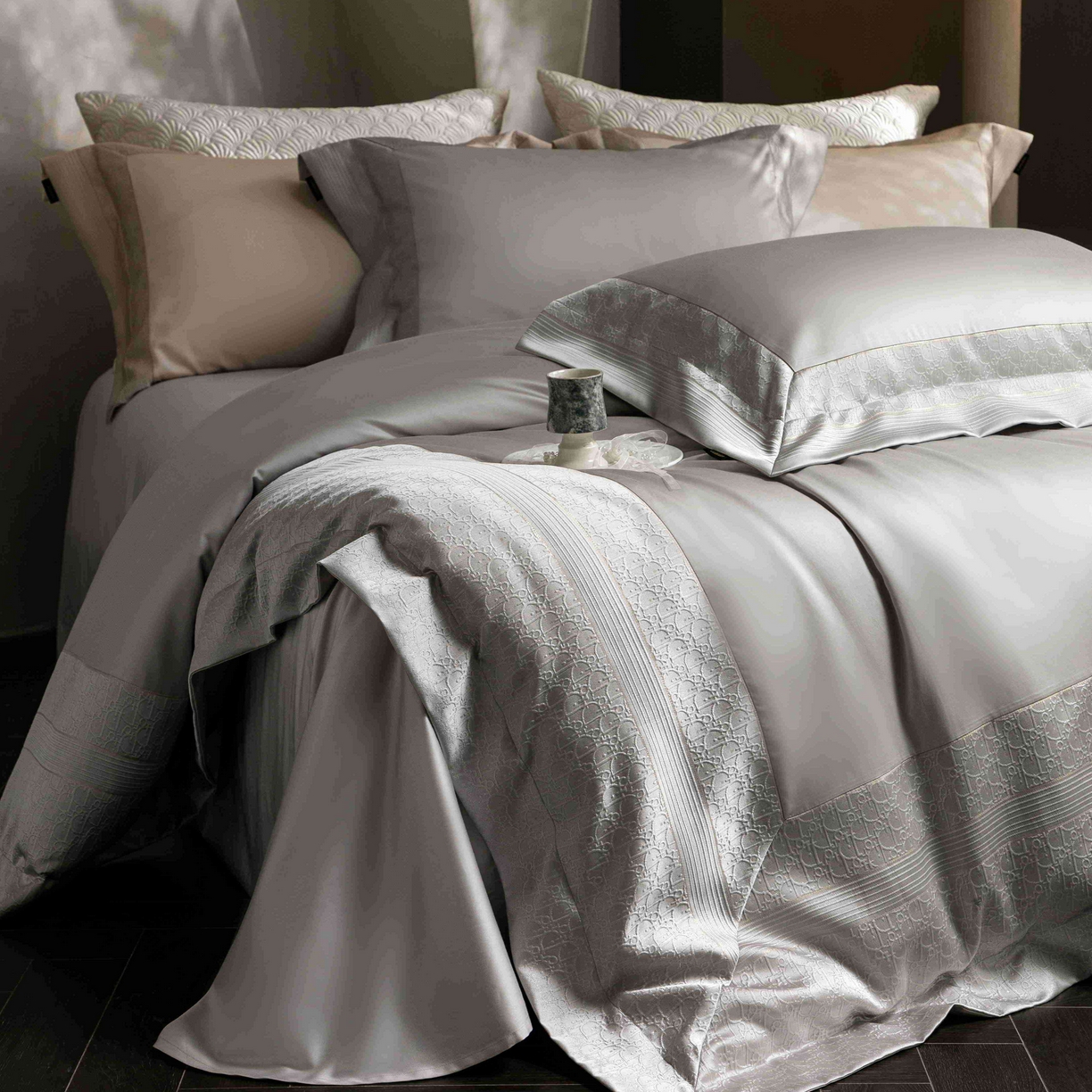 91家纺网 家纺一手货源 找家纺 卡巴伦家纺 2026春夏新款全棉纯棉贡缎高精密提花边条款式四件套 鎏金巴黎-高级灰