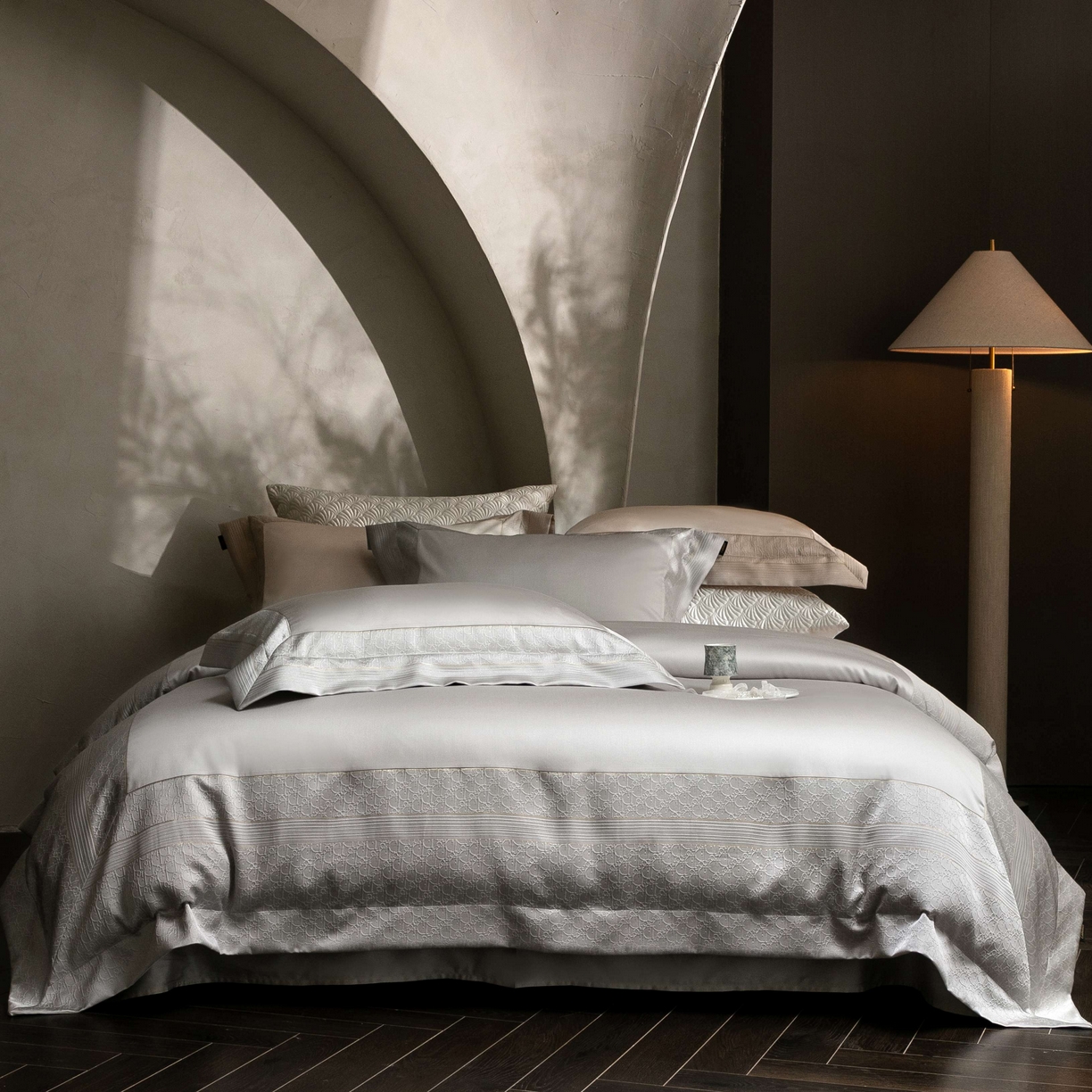 91家纺网 家纺一手货源 找家纺 卡巴伦家纺 2026春夏新款全棉纯棉贡缎高精密提花边条款式四件套 鎏金巴黎-高级灰