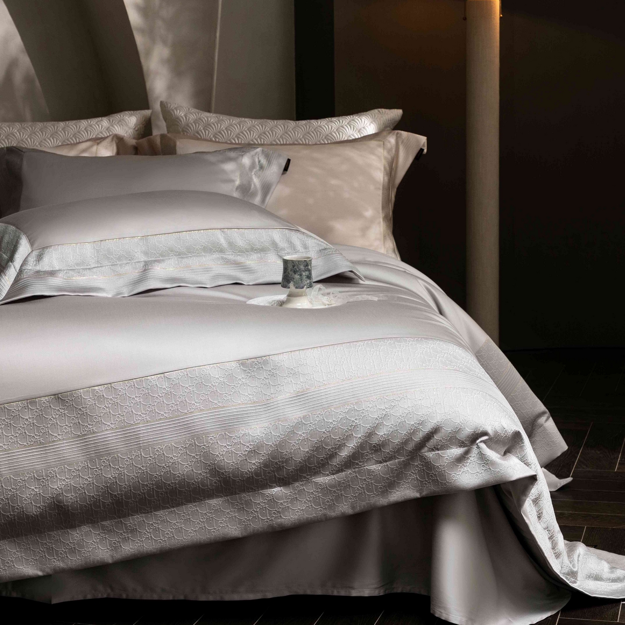 91家纺网 家纺一手货源 找家纺 卡巴伦家纺 2026春夏新款全棉纯棉贡缎高精密提花边条款式四件套 鎏金巴黎-高级灰