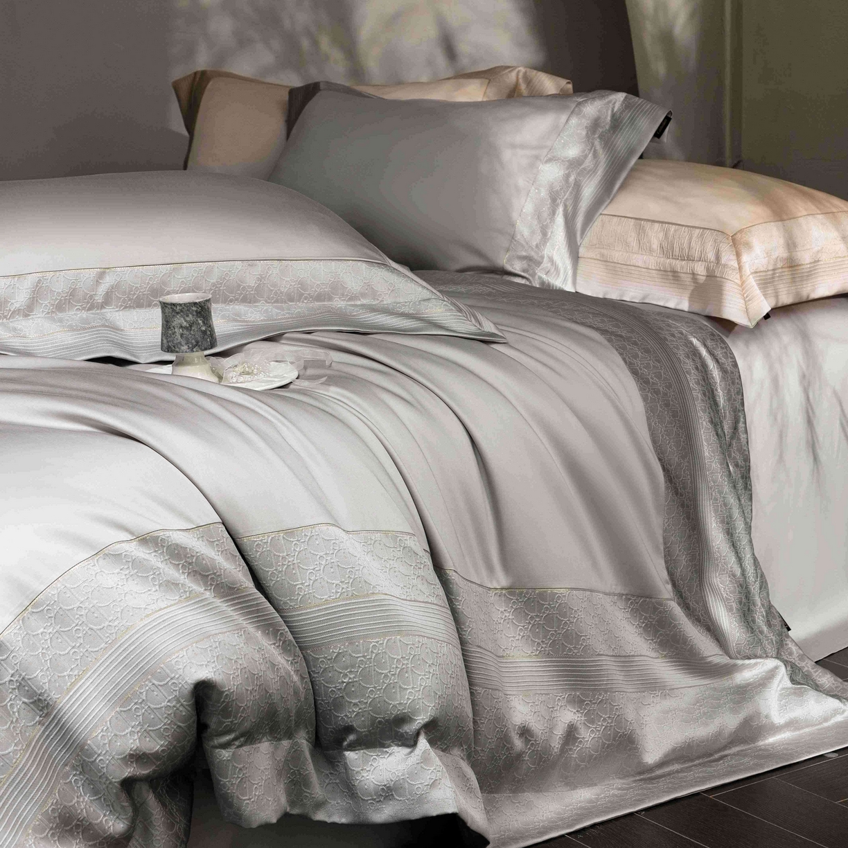 91家纺网 家纺一手货源 找家纺 卡巴伦家纺 2026春夏新款全棉纯棉贡缎高精密提花边条款式四件套 鎏金巴黎-高级灰