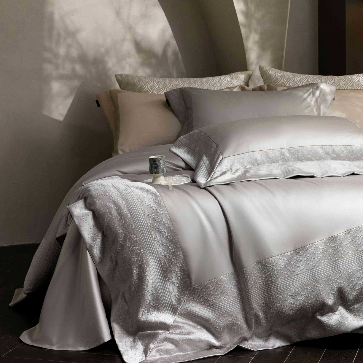 91家纺网 家纺一手货源 找家纺 卡巴伦家纺 2026春夏新款全棉纯棉贡缎高精密提花边条款式四件套 鎏金巴黎-高级灰
