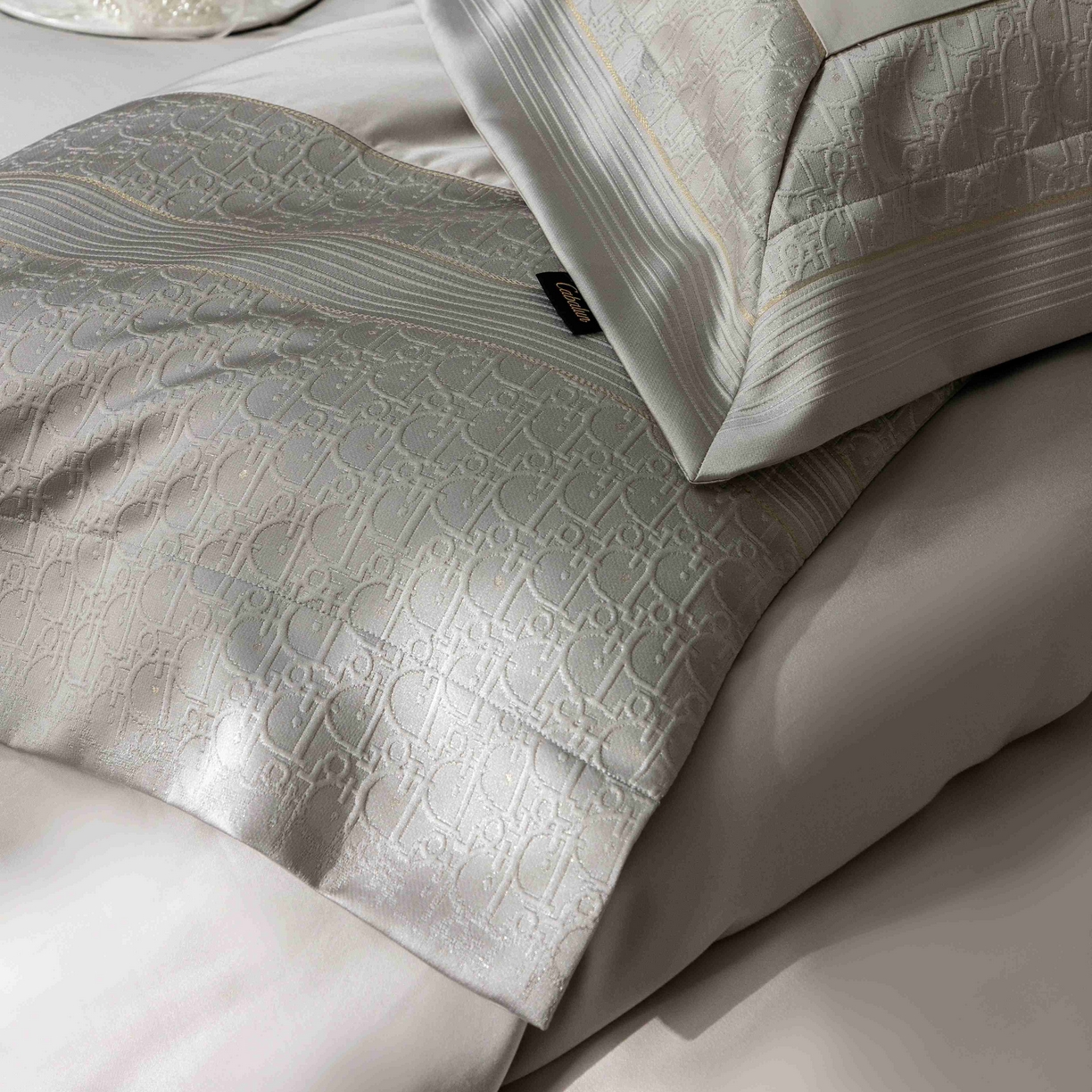 91家纺网 家纺一手货源 找家纺 卡巴伦家纺 2026春夏新款全棉纯棉贡缎高精密提花边条款式四件套 鎏金巴黎-高级灰