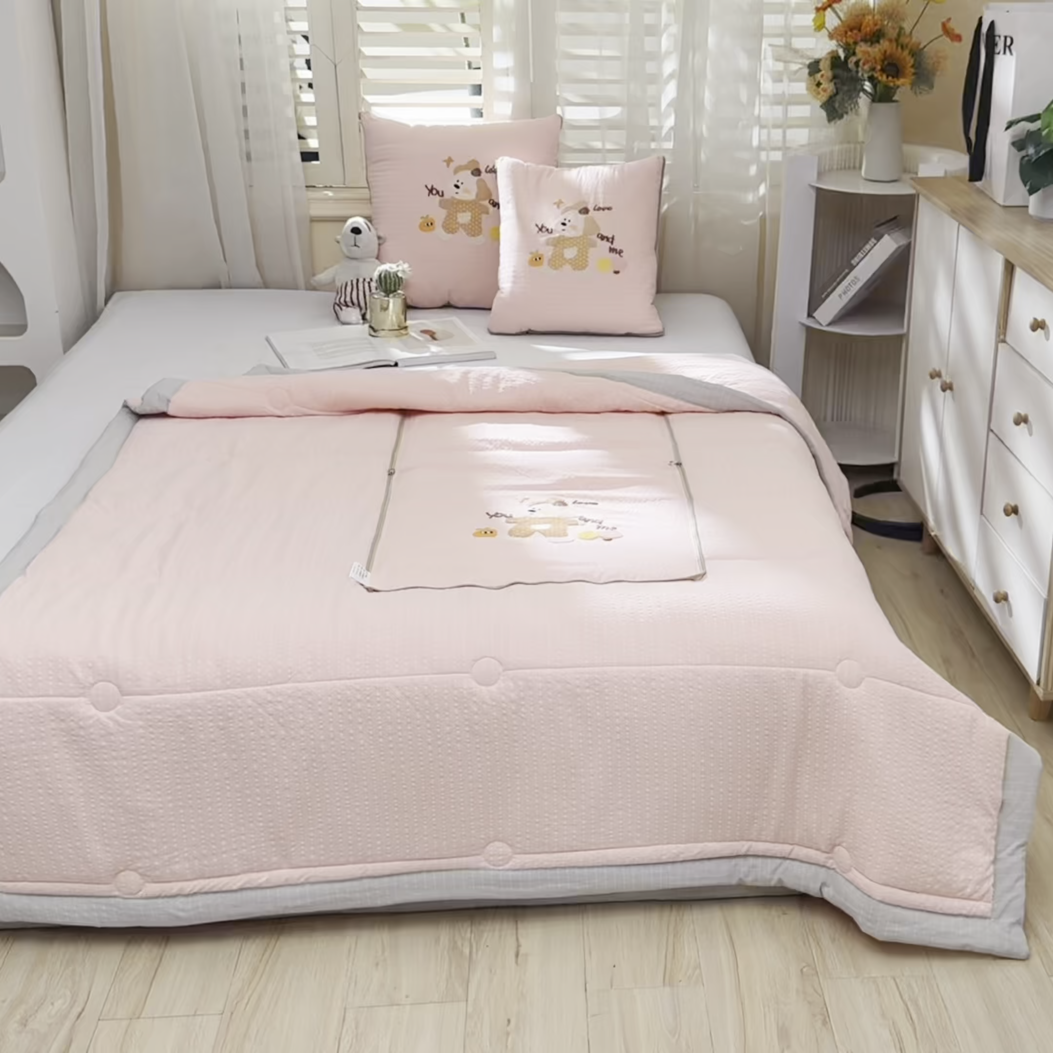 91家纺网 家纺一手货源 找家纺 恋绒家纺 2026新款四季款贴布绣靠枕被抱枕被飞天萌熊 甜心玩伴-浅粉