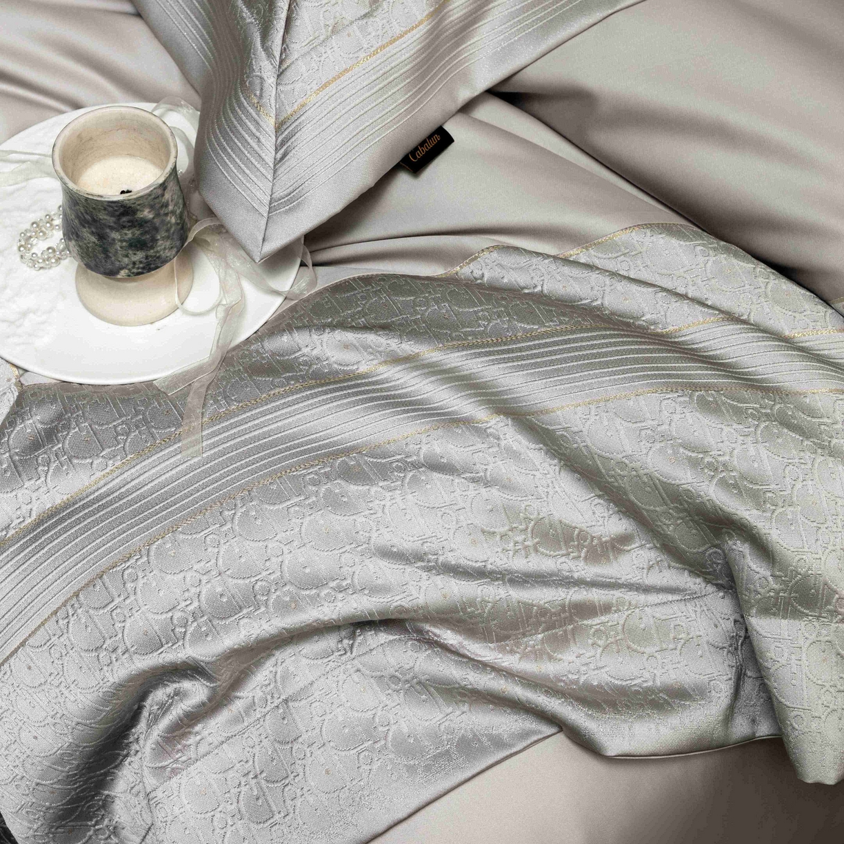 91家纺网 家纺一手货源 找家纺 卡巴伦家纺 2026春夏新款全棉纯棉贡缎高精密提花边条款式四件套 鎏金巴黎-高级灰