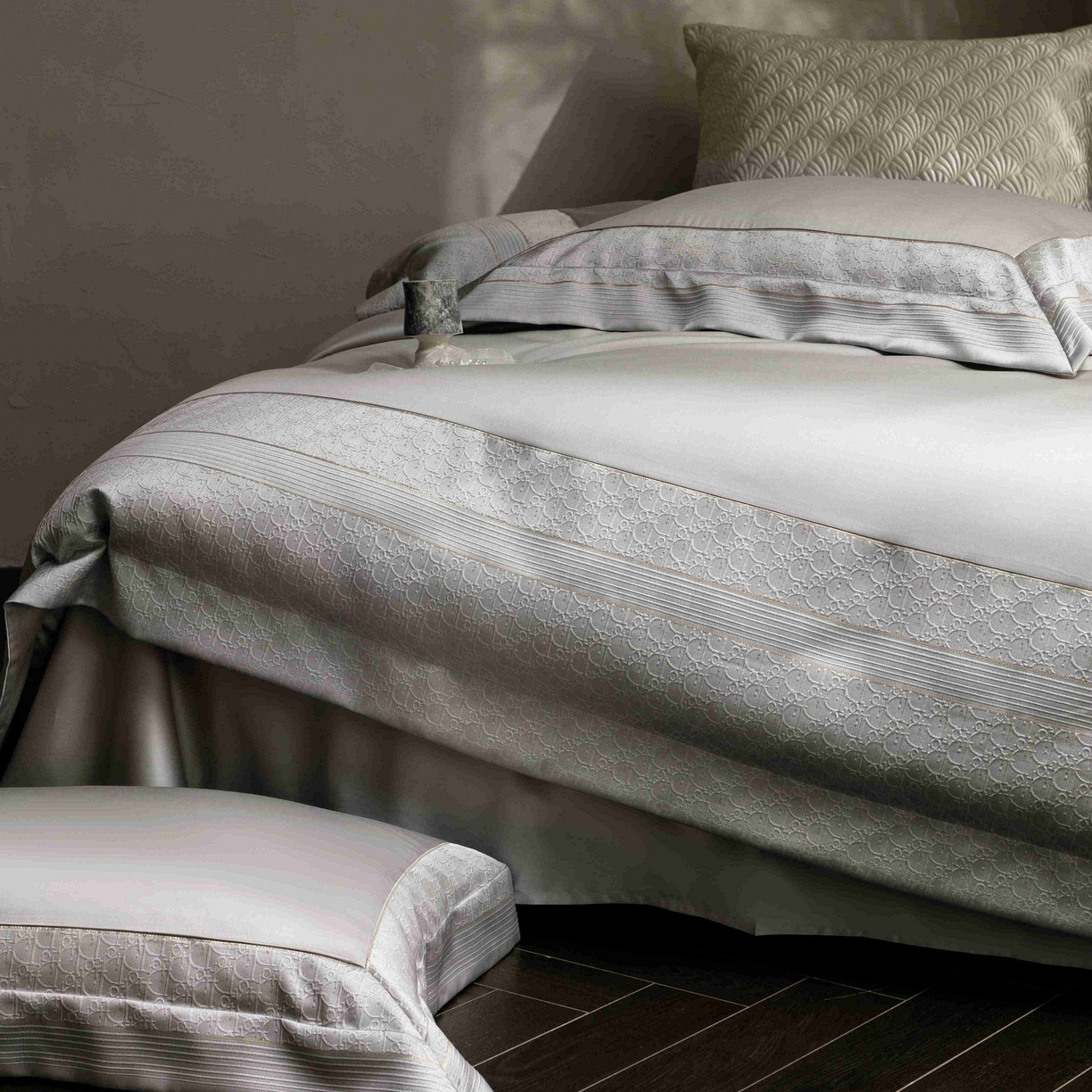 91家纺网 家纺一手货源 找家纺 卡巴伦家纺 2026春夏新款全棉纯棉贡缎高精密提花边条款式四件套 鎏金巴黎-高级灰