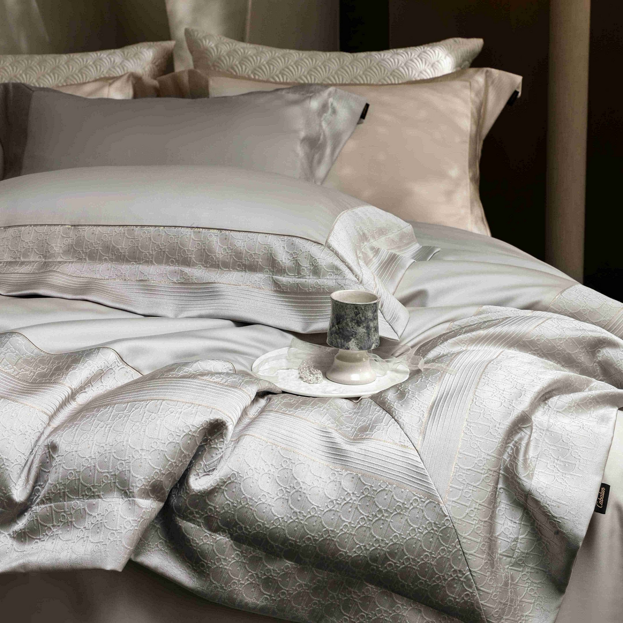 91家纺网 家纺一手货源 找家纺 卡巴伦家纺 2026春夏新款全棉纯棉贡缎高精密提花边条款式四件套 鎏金巴黎-高级灰