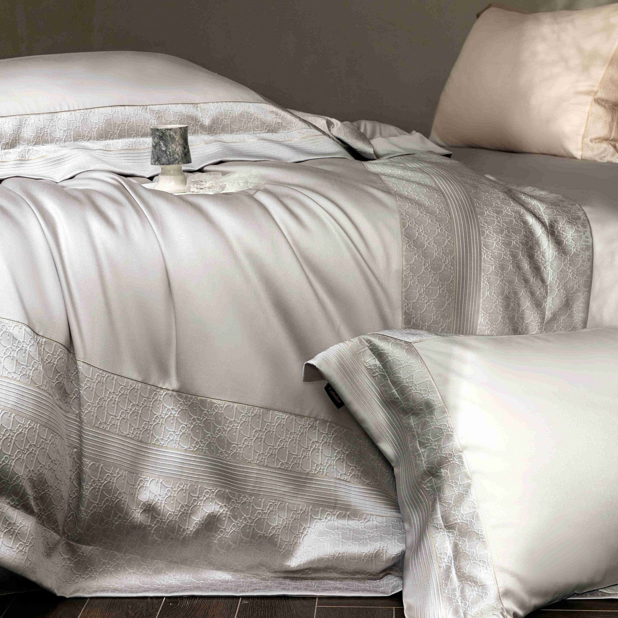 91家纺网 家纺一手货源 找家纺 卡巴伦家纺 2026春夏新款全棉纯棉贡缎高精密提花边条款式四件套 鎏金巴黎-高级灰