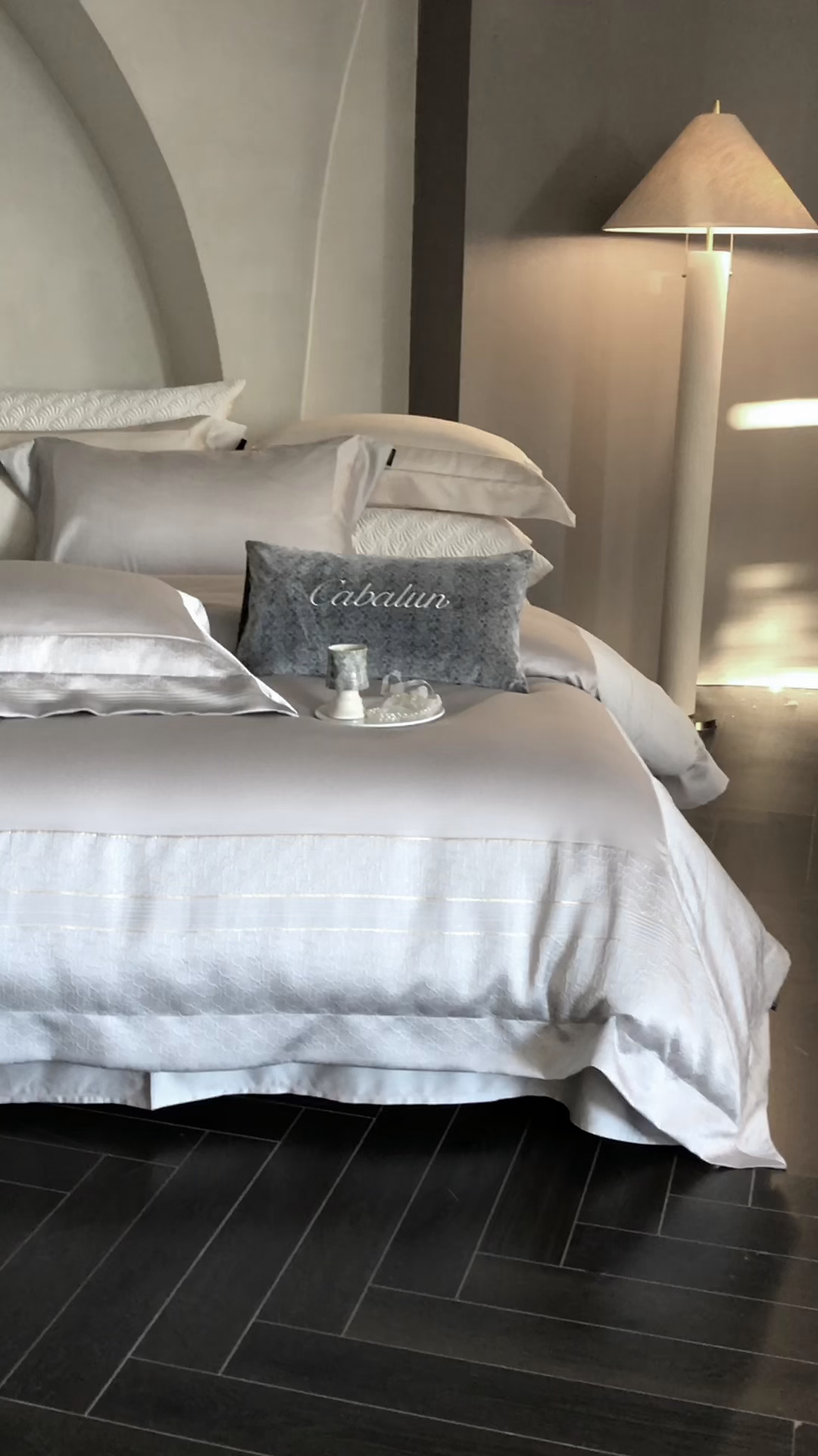 91家纺网 家纺一手货源 找家纺 卡巴伦家纺 2026春夏新款全棉纯棉贡缎高精密提花边条款式四件套 鎏金巴黎-高级灰