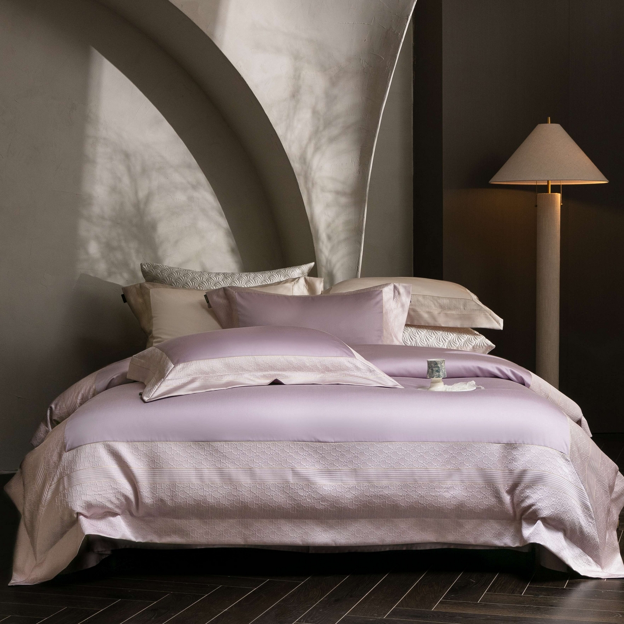 91家纺网 家纺一手货源 找家纺 卡巴伦家纺 2026春夏新款全棉纯棉贡缎高精密提花边条款式四件套 鎏金巴黎-琉璃紫