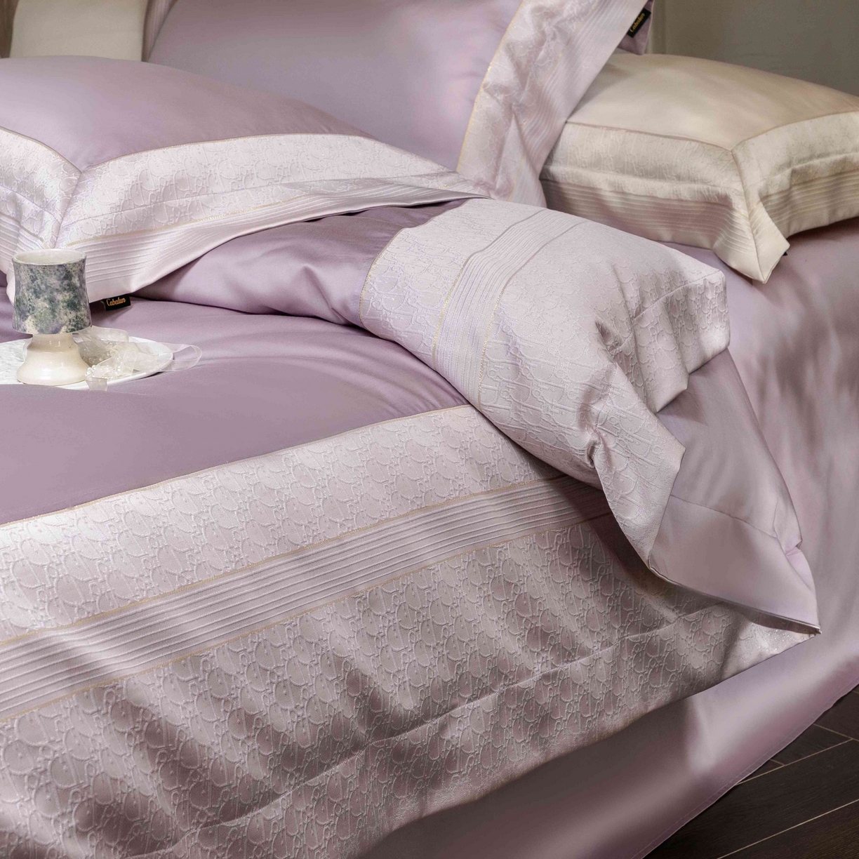 91家纺网 家纺一手货源 找家纺 卡巴伦家纺 2026春夏新款全棉纯棉贡缎高精密提花边条款式四件套 鎏金巴黎-琉璃紫