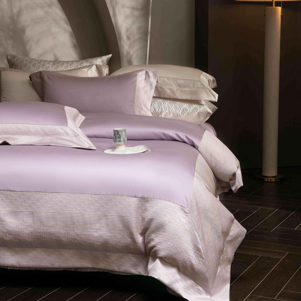 91家纺网 家纺一手货源 找家纺 卡巴伦家纺 2026春夏新款全棉纯棉贡缎高精密提花边条款式四件套 鎏金巴黎-琉璃紫