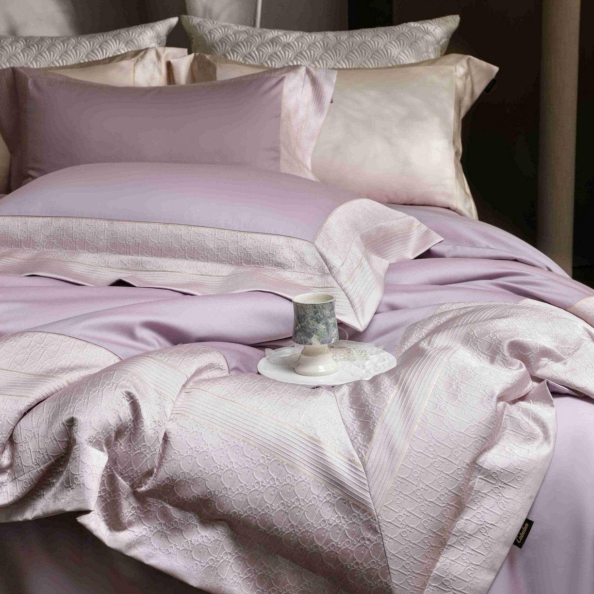 91家纺网 家纺一手货源 找家纺 卡巴伦家纺 2026春夏新款全棉纯棉贡缎高精密提花边条款式四件套 鎏金巴黎-琉璃紫