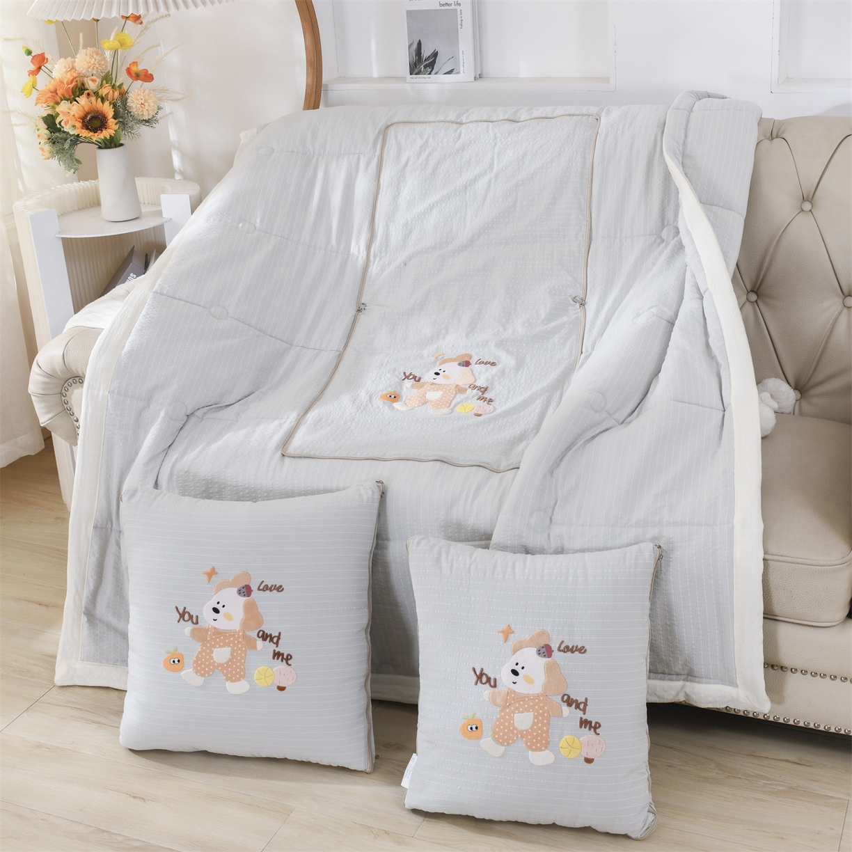 恋绒家纺 2026新款四季款贴布绣靠枕被抱枕被飞天萌熊 甜心玩伴-浅灰