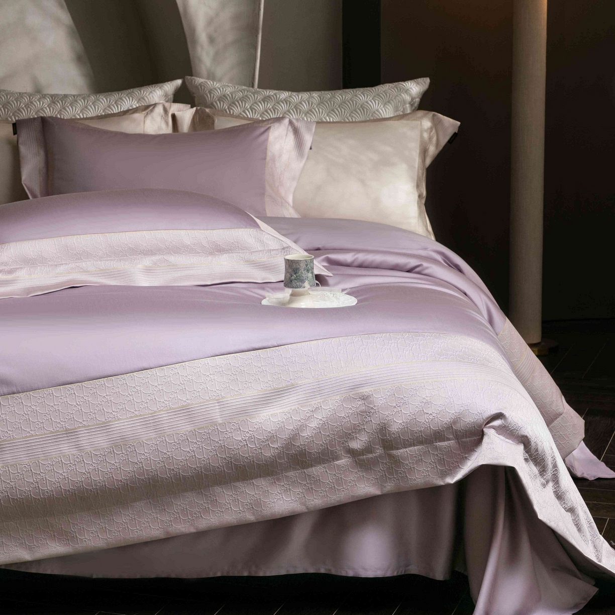 91家纺网 家纺一手货源 找家纺 卡巴伦家纺 2026春夏新款全棉纯棉贡缎高精密提花边条款式四件套 鎏金巴黎-琉璃紫