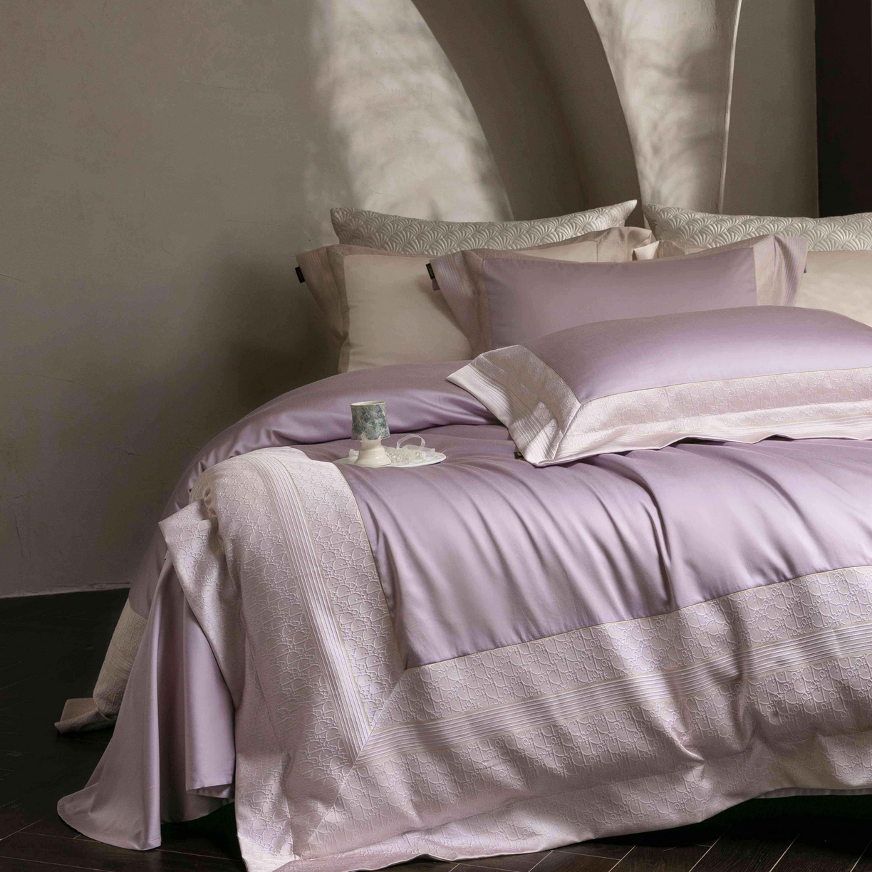 91家纺网 家纺一手货源 找家纺 卡巴伦家纺 2026春夏新款全棉纯棉贡缎高精密提花边条款式四件套 鎏金巴黎-琉璃紫