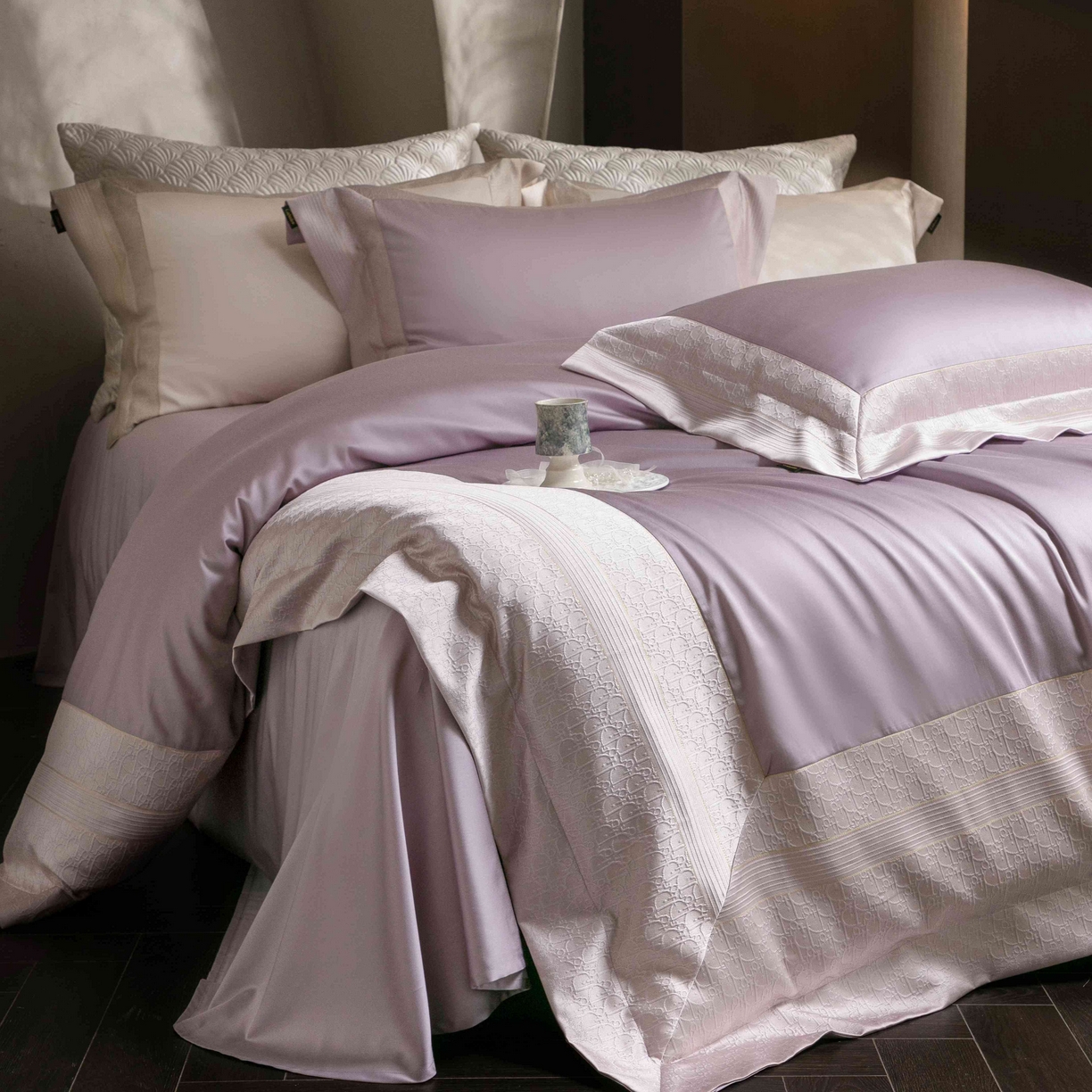 91家纺网 家纺一手货源 找家纺 卡巴伦家纺 2026春夏新款全棉纯棉贡缎高精密提花边条款式四件套 鎏金巴黎-琉璃紫