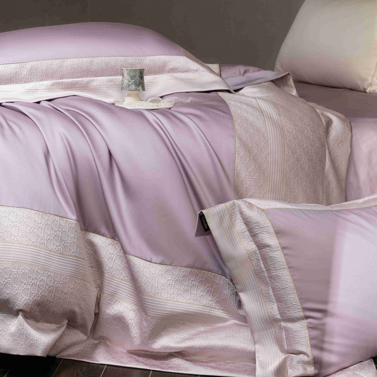 91家纺网 家纺一手货源 找家纺 卡巴伦家纺 2026春夏新款全棉纯棉贡缎高精密提花边条款式四件套 鎏金巴黎-琉璃紫