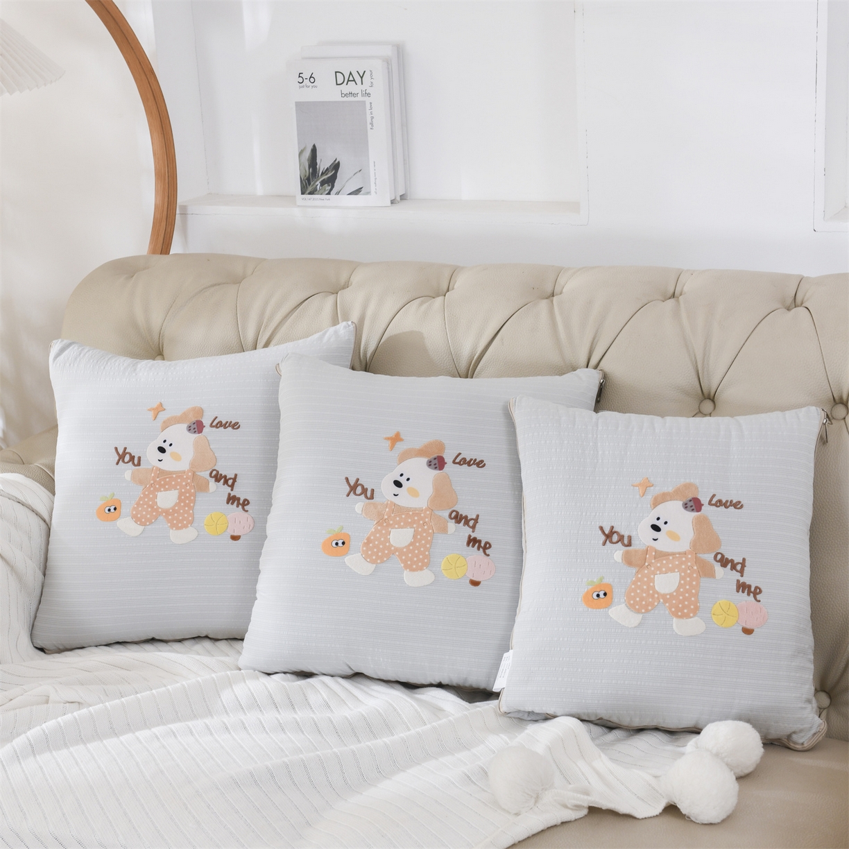 91家纺网 家纺一手货源 找家纺 恋绒家纺 2026新款四季款贴布绣靠枕被抱枕被飞天萌熊 甜心玩伴-浅灰
