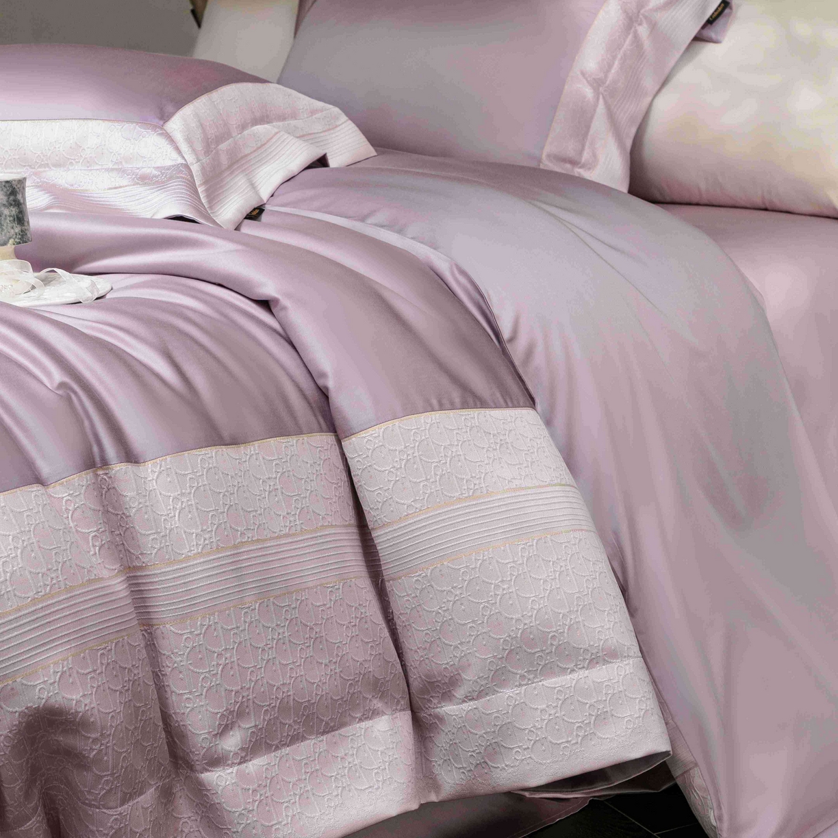 91家纺网 家纺一手货源 找家纺 卡巴伦家纺 2026春夏新款全棉纯棉贡缎高精密提花边条款式四件套 鎏金巴黎-琉璃紫