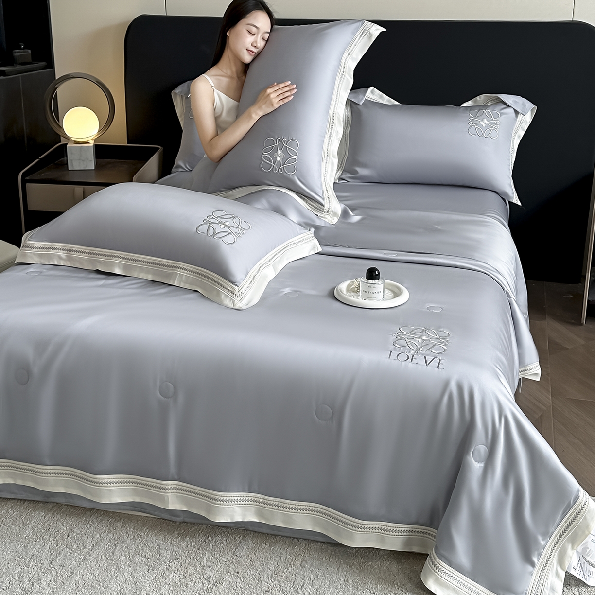 91家纺网 家纺一手货源 找家纺 置顶家纺 2026新款水洗天丝夏被刺绣四件套-夏洛特 夏洛特-瓷器灰