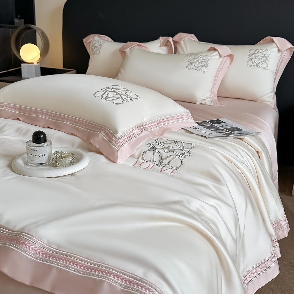 91家纺网 家纺一手货源 找家纺 置顶家纺 2026新款水洗天丝夏被刺绣四件套-夏洛特 夏洛特-白+粉