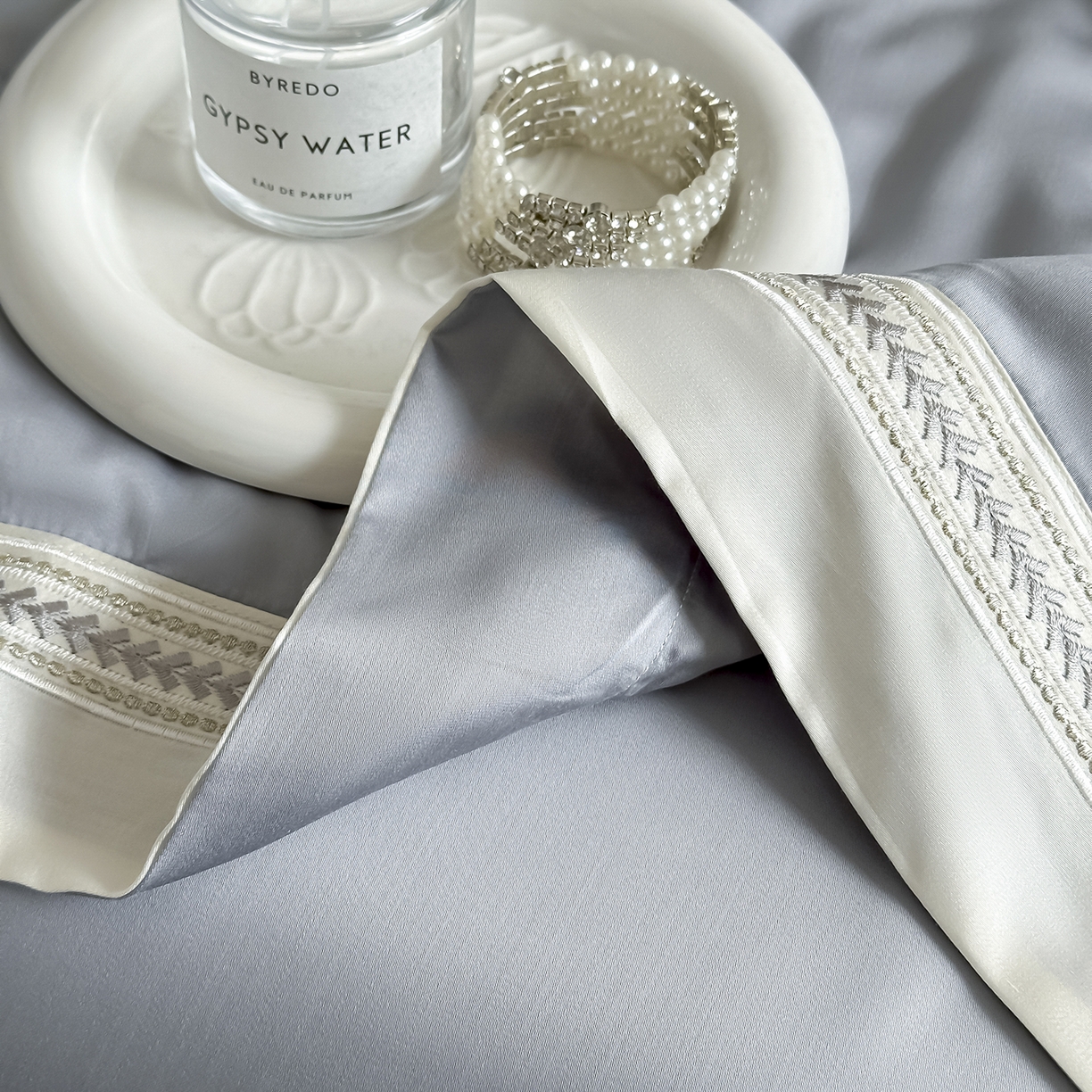 91家纺网 家纺一手货源 找家纺 置顶家纺 2026新款水洗天丝夏被刺绣四件套-夏洛特 夏洛特-瓷器灰