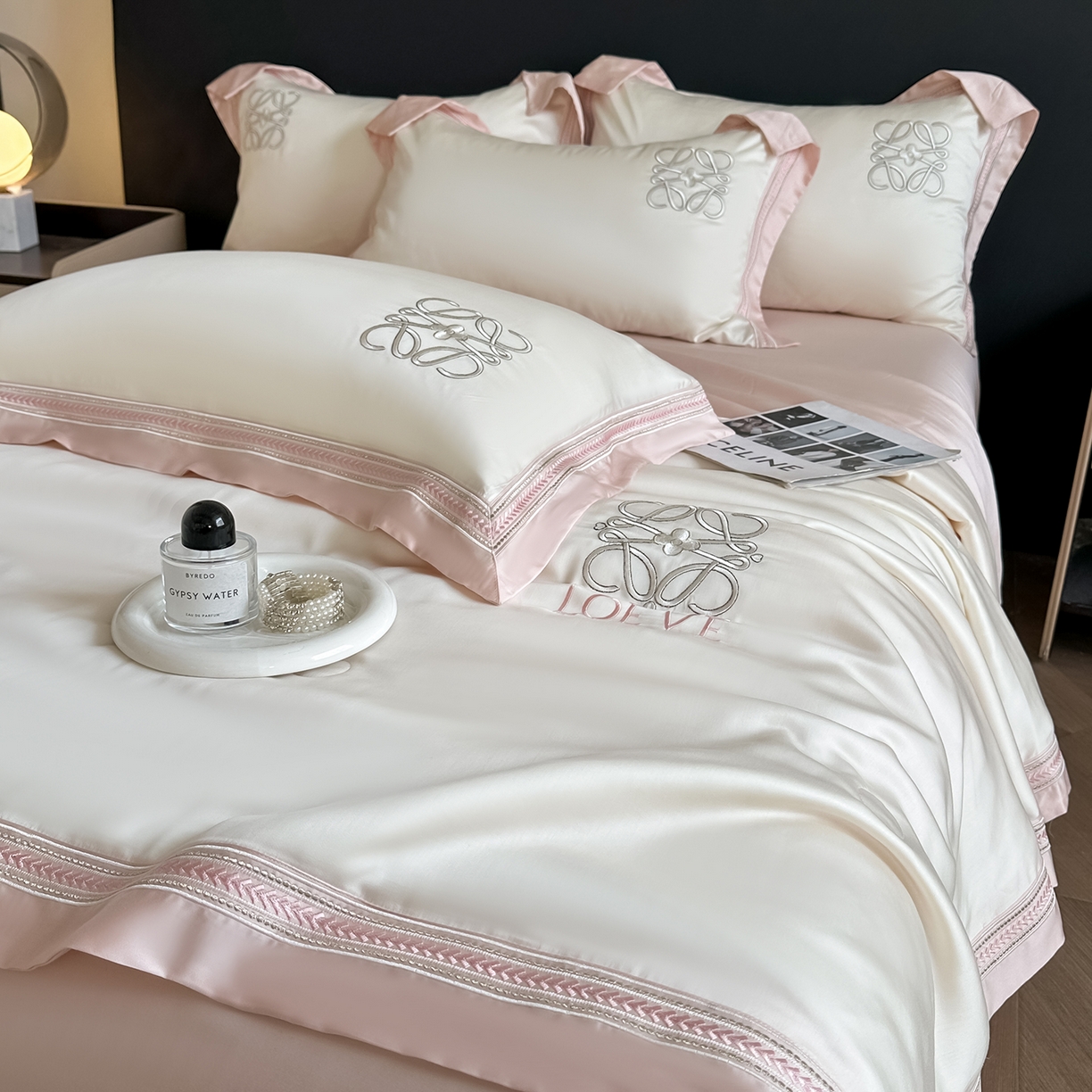 91家纺网 家纺一手货源 找家纺 置顶家纺 2026新款水洗天丝夏被刺绣四件套-夏洛特 夏洛特-白+粉