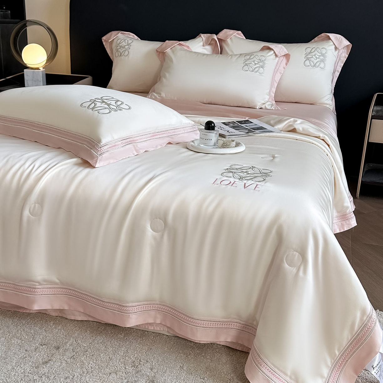 91家纺网 家纺一手货源 找家纺 置顶家纺 2026新款水洗天丝夏被刺绣四件套-夏洛特 夏洛特-白+粉