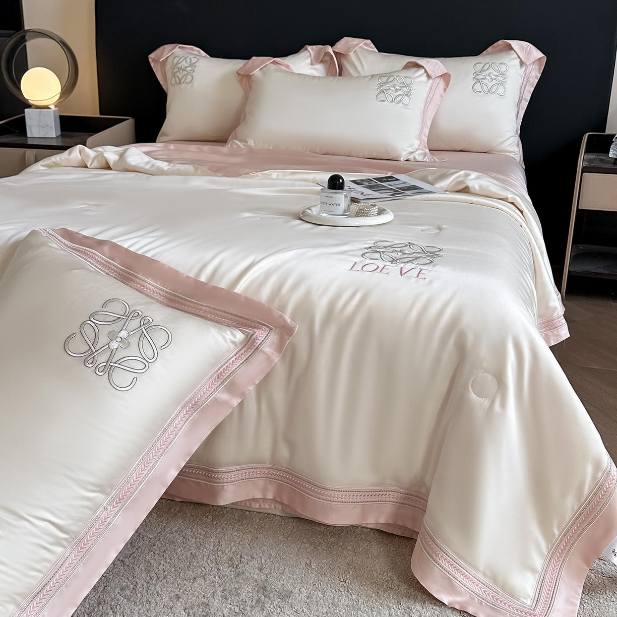 91家纺网 家纺一手货源 找家纺 置顶家纺 2026新款水洗天丝夏被刺绣四件套-夏洛特 夏洛特-白+粉