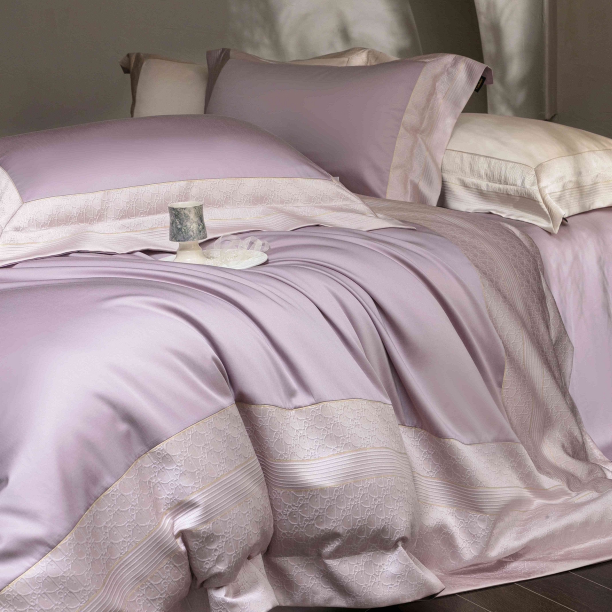 91家纺网 家纺一手货源 找家纺 卡巴伦家纺 2026春夏新款全棉纯棉贡缎高精密提花边条款式四件套 鎏金巴黎-琉璃紫