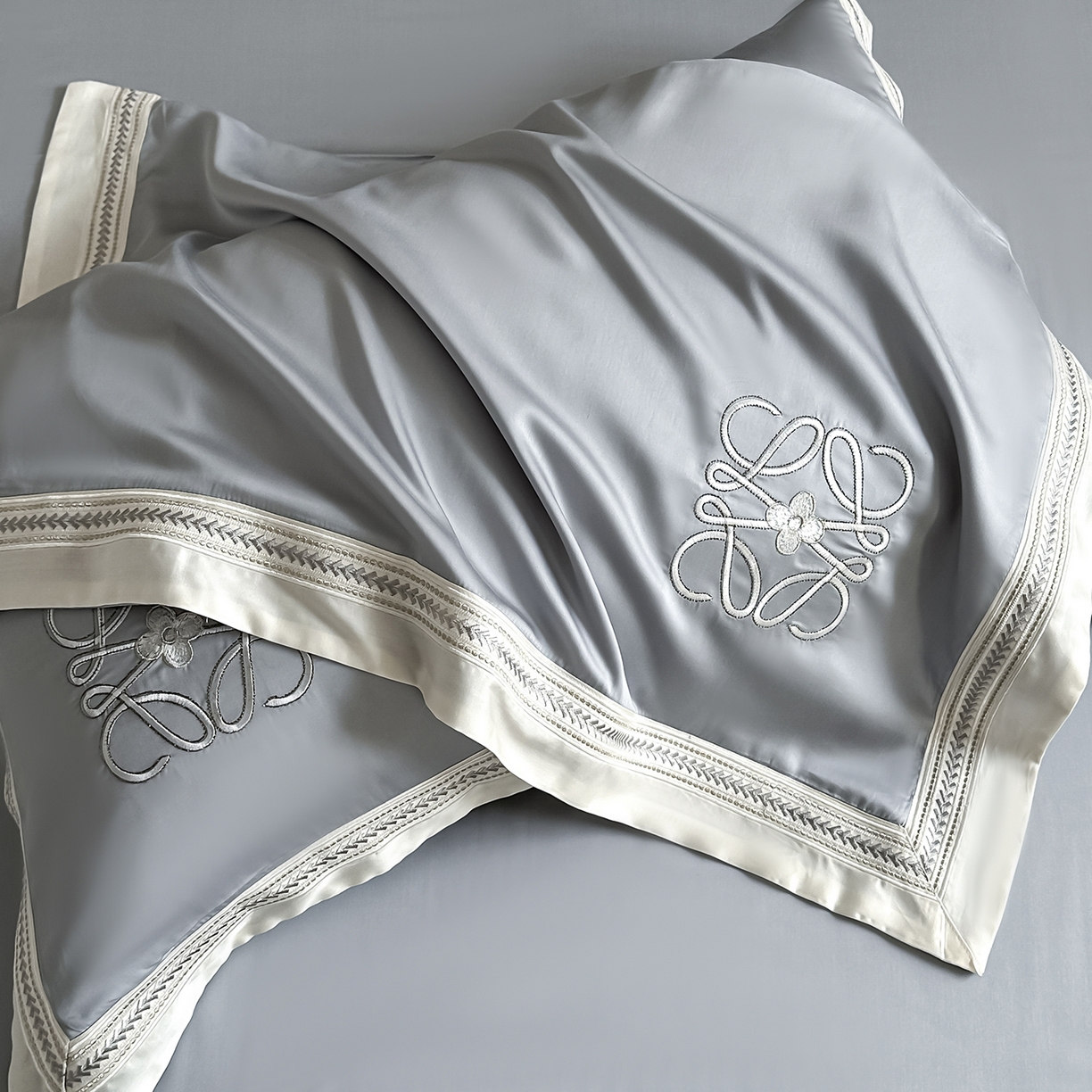 91家纺网 家纺一手货源 找家纺 置顶家纺 2026新款水洗天丝夏被刺绣四件套-夏洛特 夏洛特-瓷器灰