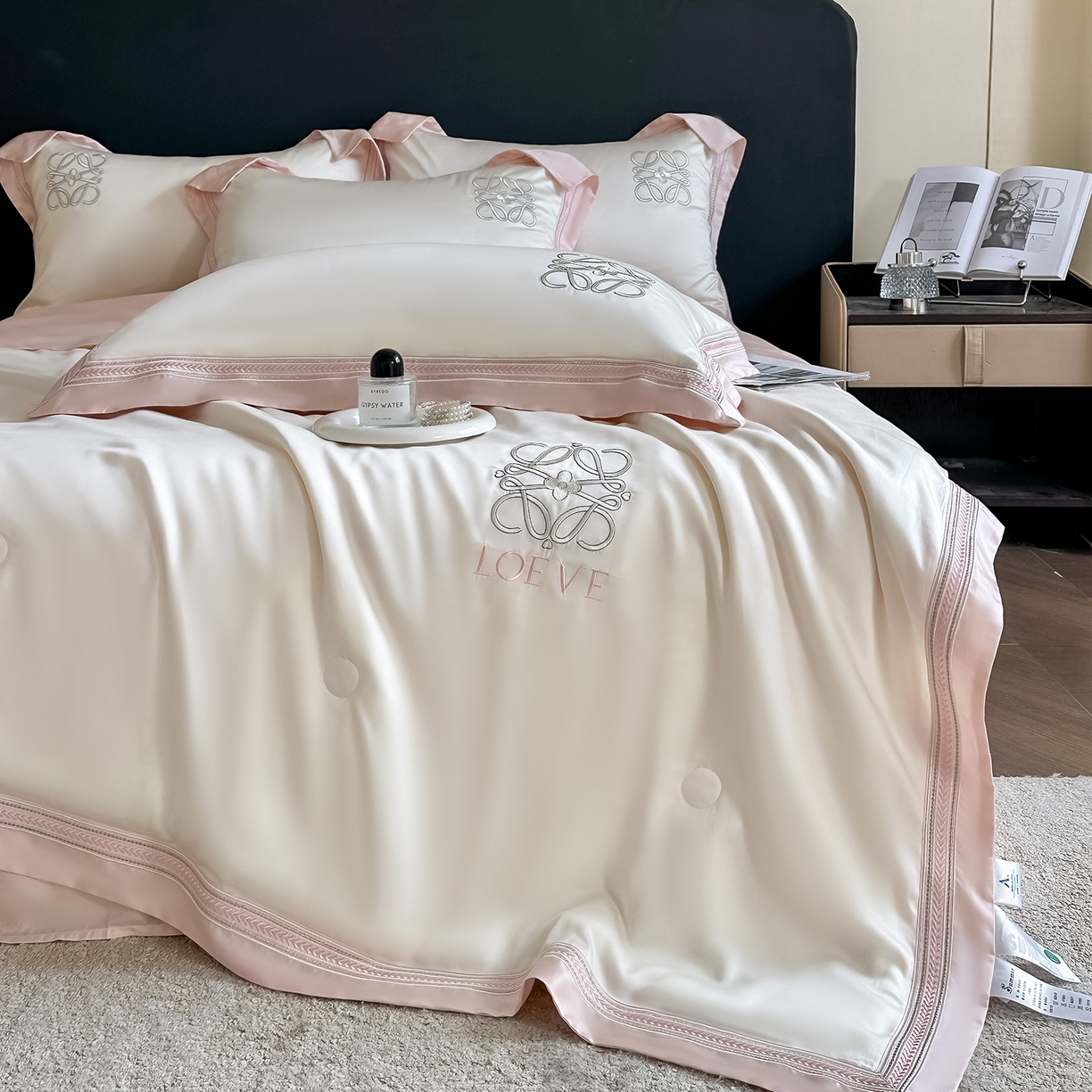 91家纺网 家纺一手货源 找家纺 置顶家纺 2026新款水洗天丝夏被刺绣四件套-夏洛特 夏洛特-白+粉