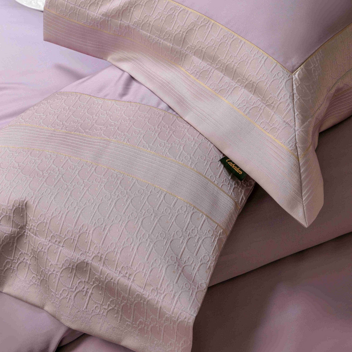 91家纺网 家纺一手货源 找家纺 卡巴伦家纺 2026春夏新款全棉纯棉贡缎高精密提花边条款式四件套 鎏金巴黎-琉璃紫