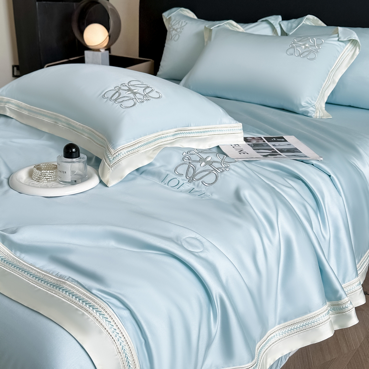 91家纺网 家纺一手货源 找家纺 置顶家纺 2026新款水洗天丝夏被刺绣四件套-夏洛特 夏洛特-浅蓝